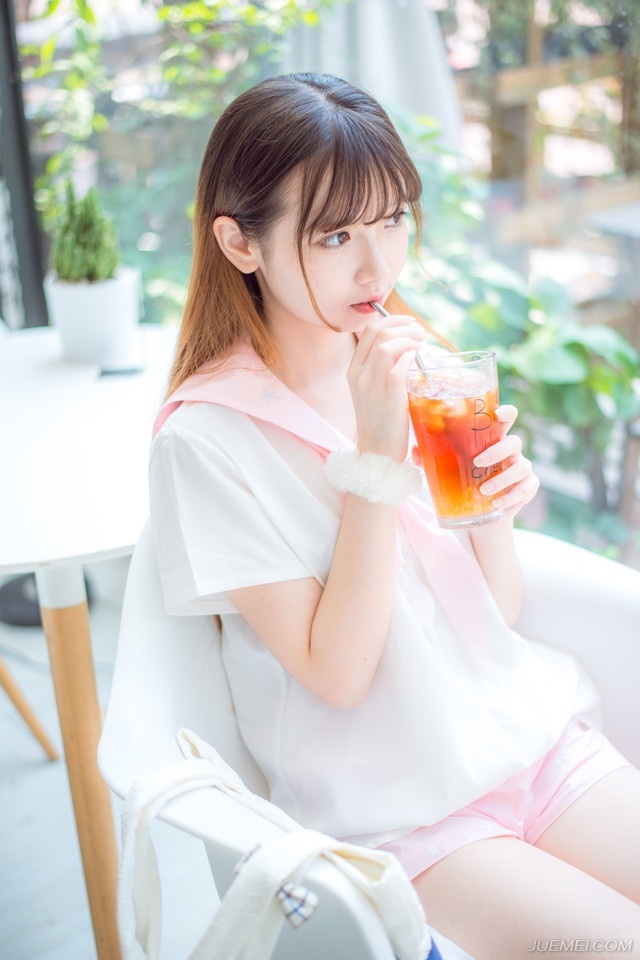 魏延翻了翻白眼，能将这事情看的这么溜，你也不比他差多少。